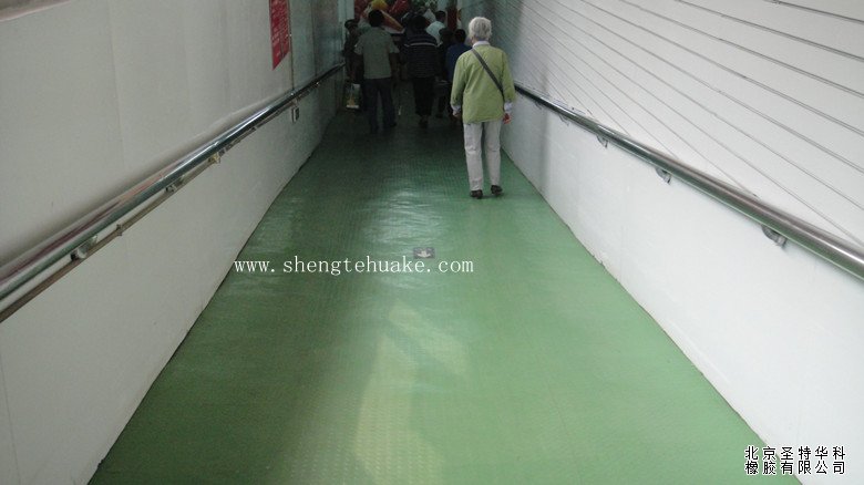 超市發(fā)橡膠地板工程實(shí)圖